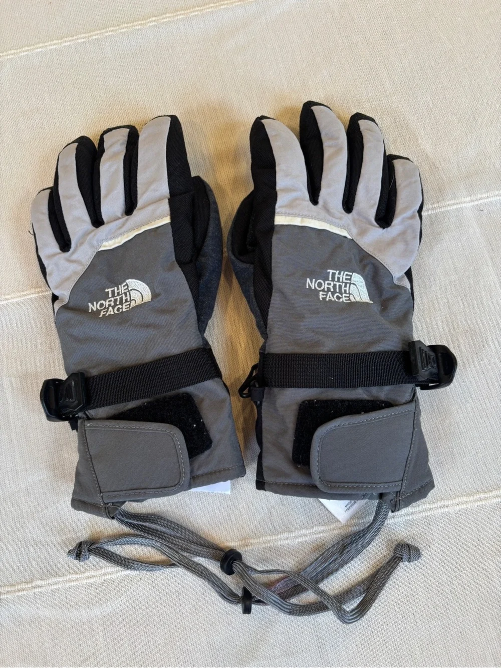 The North Face Women’s Insulated Winter Ski Snow Gloves Gray Black Size Small